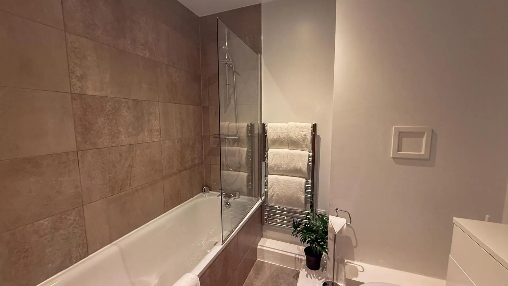 Modern 3 Bedroom Quayside Apartment - Sleeps 8 Free Parking Newcastle upon Tyne 0*,