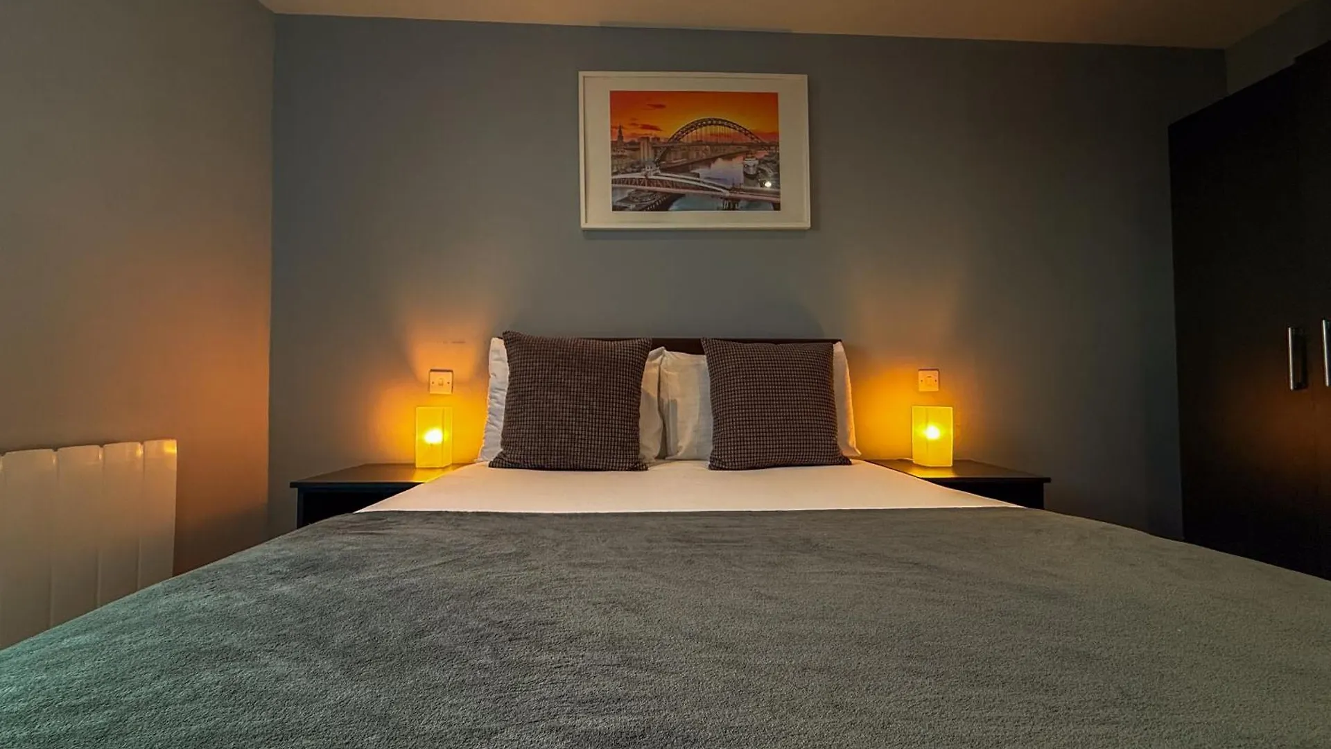 Modern 3 Bedroom Quayside Apartment - Sleeps 8 Free Parking Newcastle upon Tyne 0*,