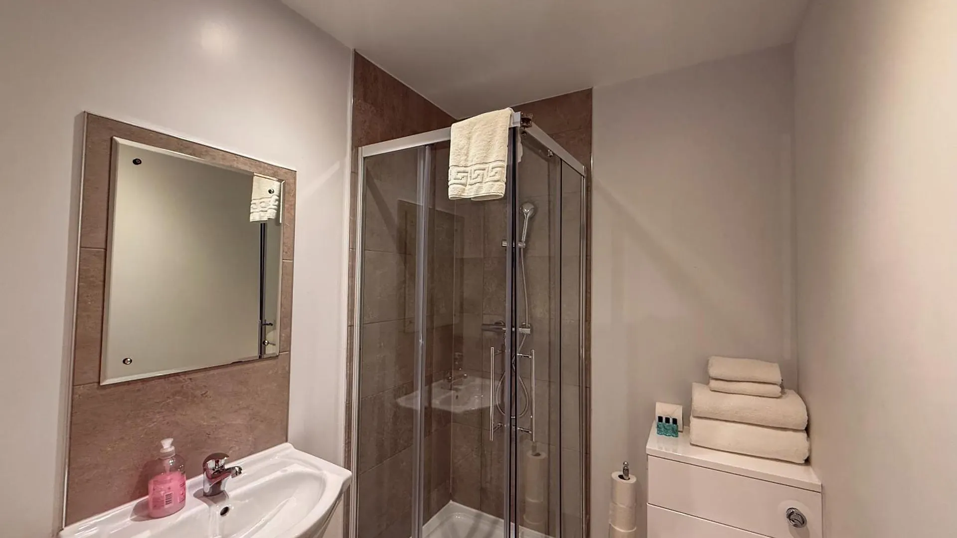 Modern 3 Bedroom Quayside Apartment - Sleeps 8 Free Parking Newcastle upon Tyne
