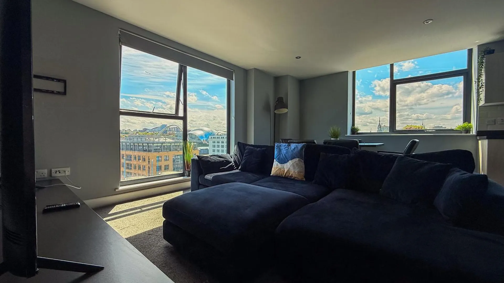 Modern 3 Bedroom Quayside Apartment - Sleeps 8 Free Parking Newcastle upon Tyne