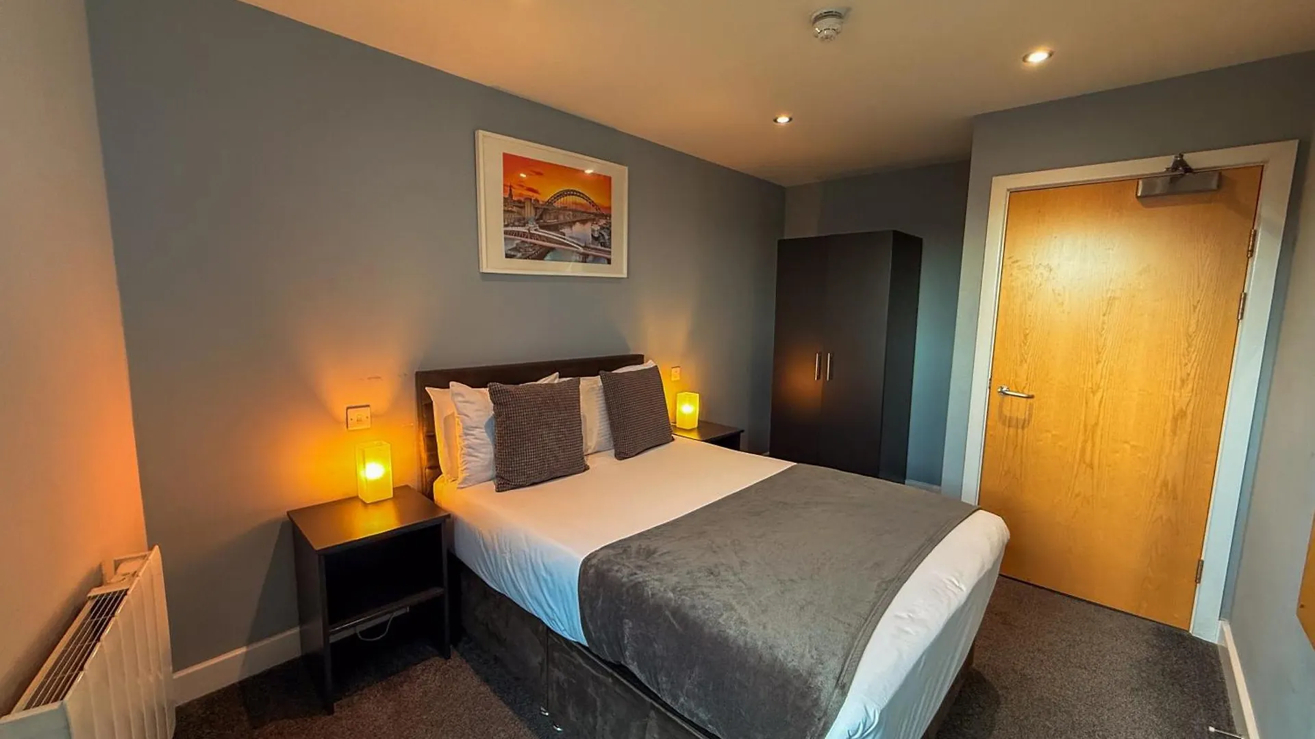 Modern 3 Bedroom Quayside Apartment - Sleeps 8 Free Parking Newcastle Upon Tyne