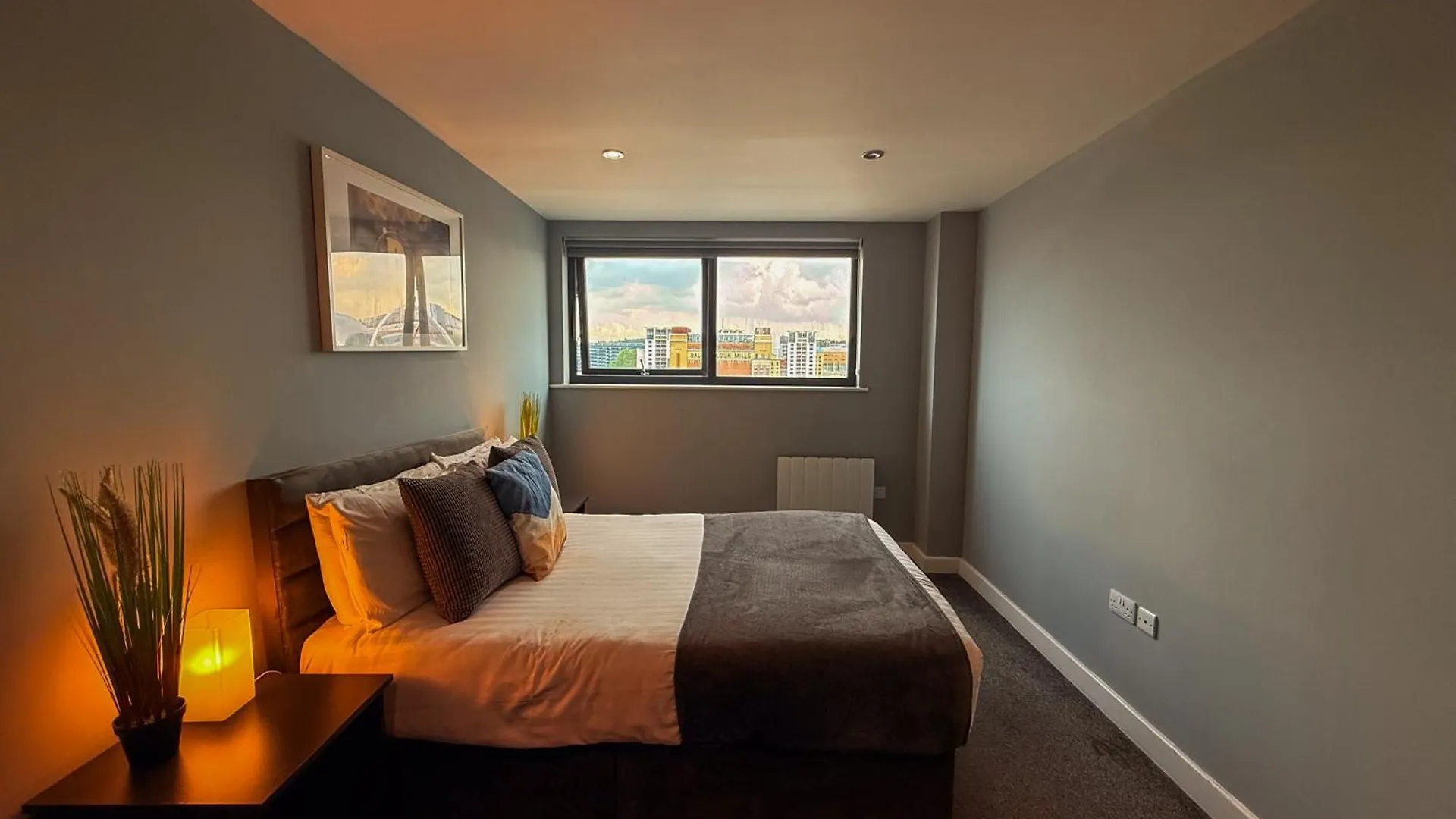 Modern 3 Bedroom Quayside Apartment - Sleeps 8 Free Parking Newcastle Upon Tyne