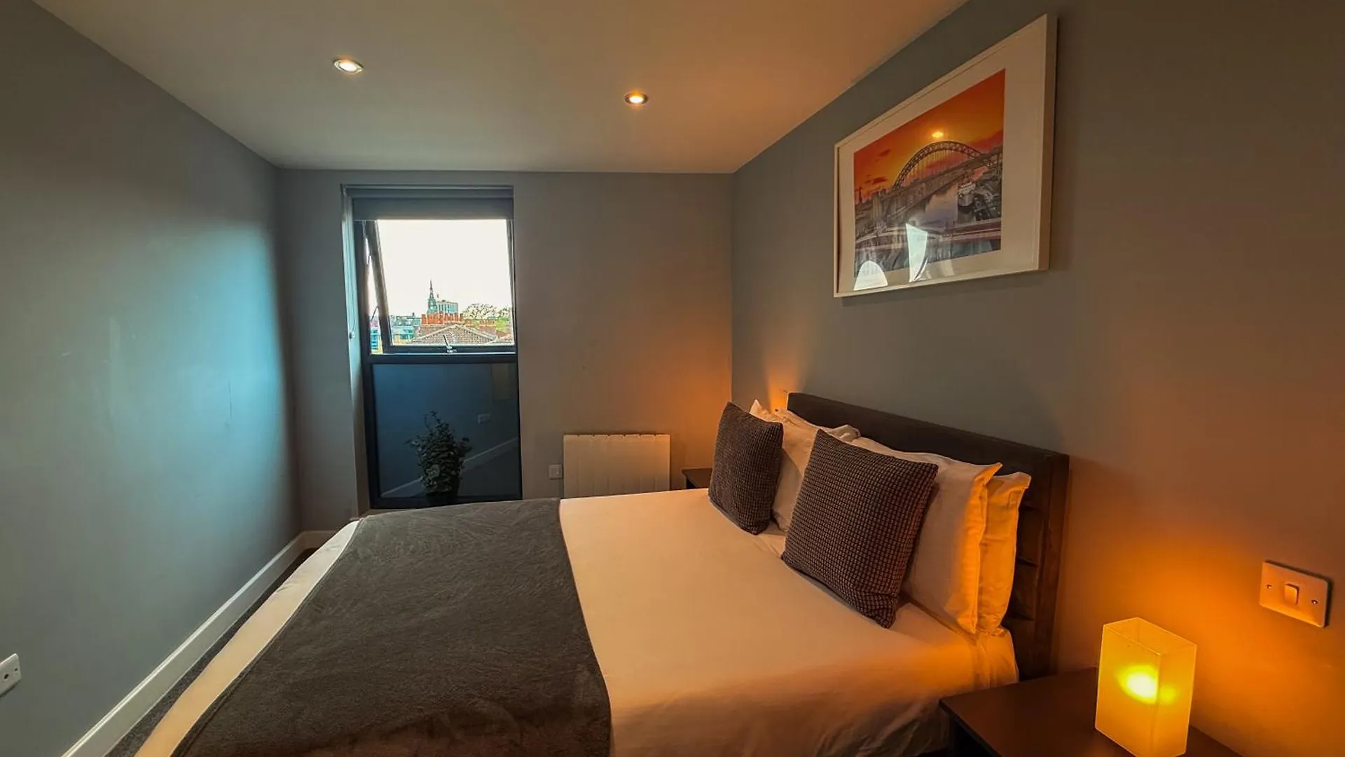 Modern 3 Bedroom Quayside Apartment - Sleeps 8 Free Parking Newcastle Upon Tyne