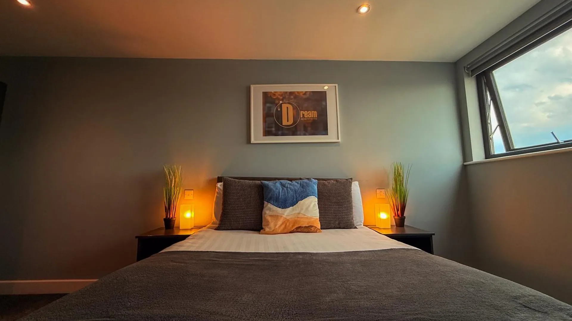 Modern 3 Bedroom Quayside Apartment - Sleeps 8 Free Parking Newcastle Upon Tyne