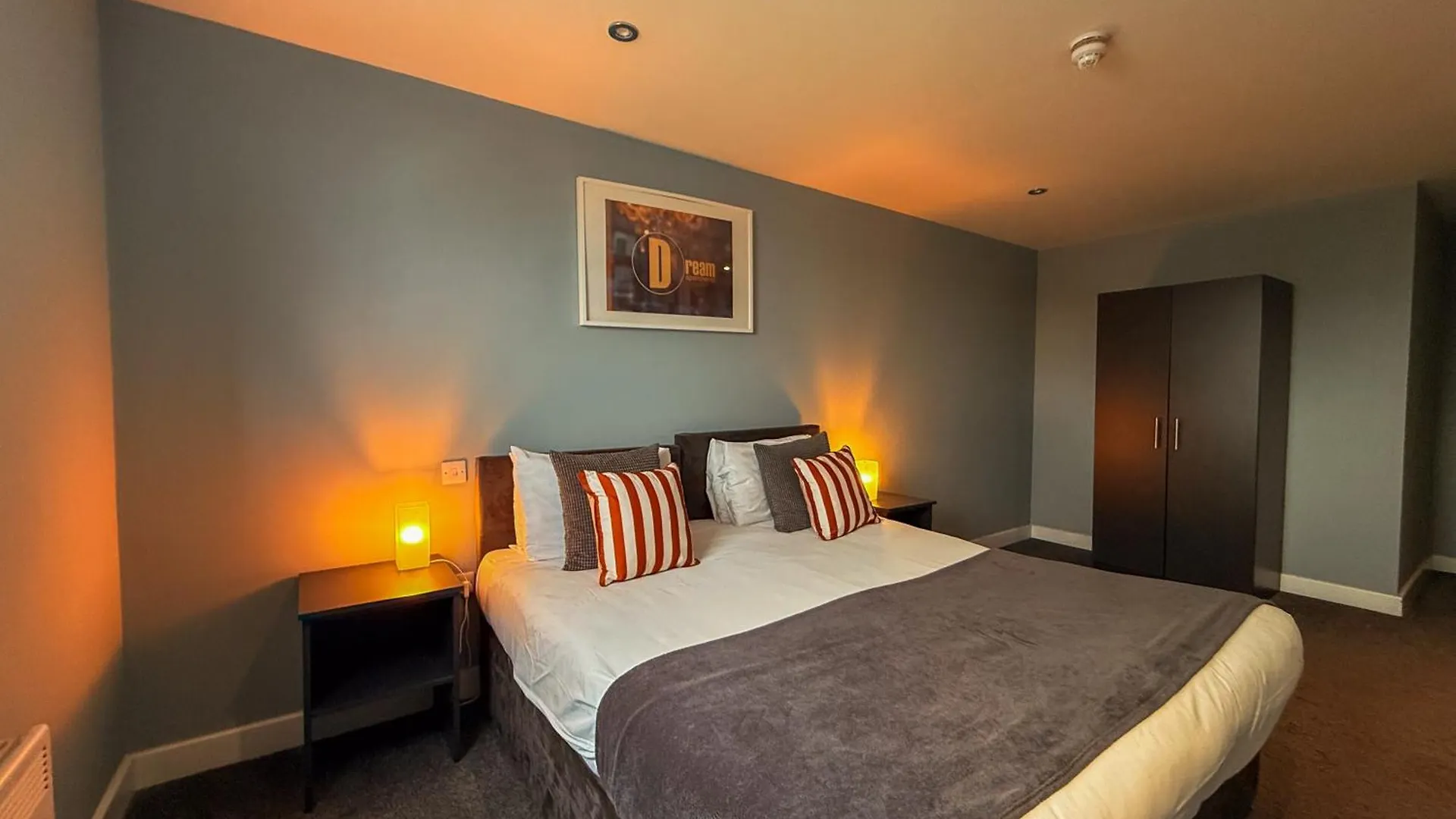 Modern 3 Bedroom Quayside Apartment - Sleeps 8 Free Parking Newcastle Upon Tyne